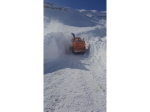 Kar Kalınlığı 4 Metreyi Aştı, Ekipleri Yolları Açmak İçin Seferber Oldu