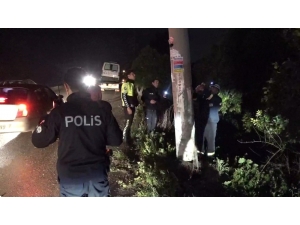 Yoldan Çıkan Otomobil Elektrik Direğine Çarptı