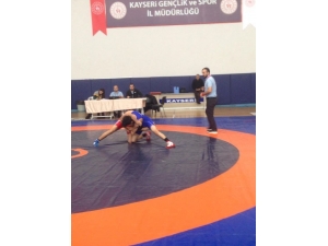 Yıldız Pehlivanlar İl Birinciliği İçin Mindere Çıktı