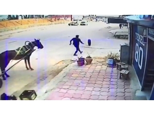 Seyir Halindeki Araçtan Fırlayan Tekerleği Tutmaya Çalıştı