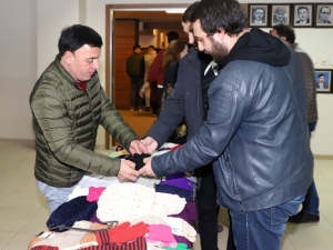 Tiyatroya Bilet Yerine Depremzedeler İçin Atkı, Eldiven Ve Bere Vererek Girdiler