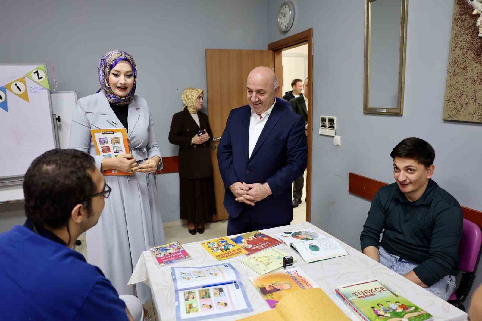 hem-uretiyor-hem-sosyallesiyorlar
