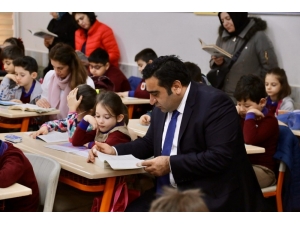 İlk Derste Herkes Kitap Okudu