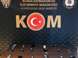 İzmir’de Tütün Ve Kaçak Cep Telefonu Operasyonu