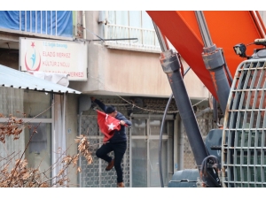 Elazığ’da Yıkım Öncesi Operatörün Bayrak Hassasiyeti