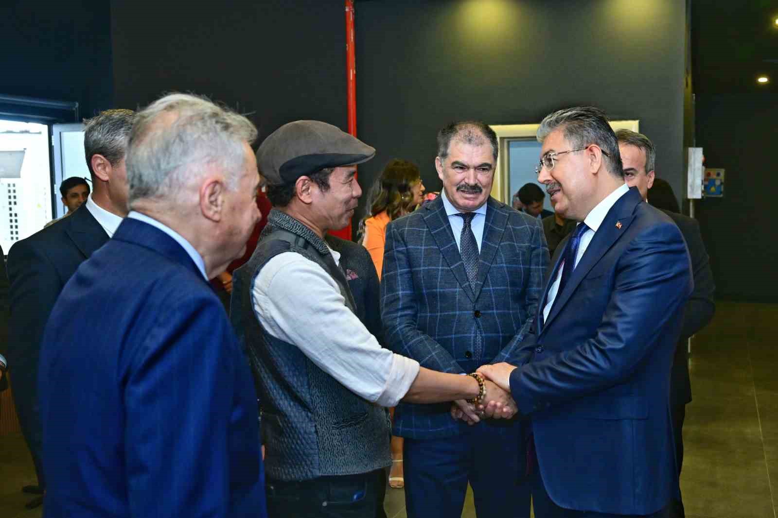 egitime-destek-veren-hayirseverler-ahde-vefa-resim-sergisi-nde-anildi