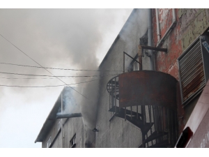Bayrampaşa’da İplik Fabrikasına Yangın Çıktı, İtfaiye Eri Yaralandı