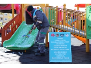 Alanya’da Çocuk Parklarında Dezenfekte Yapılıyor