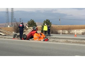 Takla Atan Otomobil Su Kanalına Düştü: 3 Yaralı