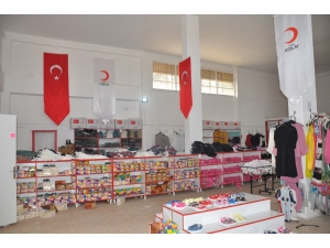 Türk Kızılay’ı Sevgi Mağazası İle Tel Abyadlıları Giydiriyor