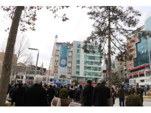 Elazığ’da İş Merkezi Çatısında Yangın