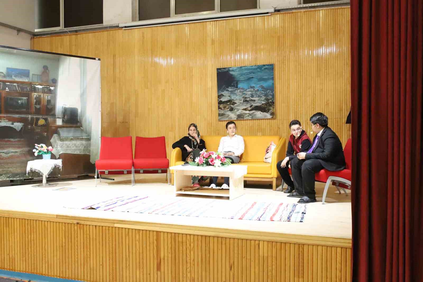 turkeli-de-catlak-aile-sahnelendi