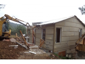 Tarım Arazisindeki Kaçak Barakalar Yıkıldı