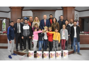 Şampiyon Tenisçilerden Başkan Atabay’a Ziyaret