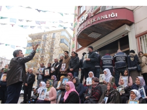 Evlat Nöbetindeki Ailelerden ’Kahrolsun Hdp, Kahrolsun Pkk’ Sloganı