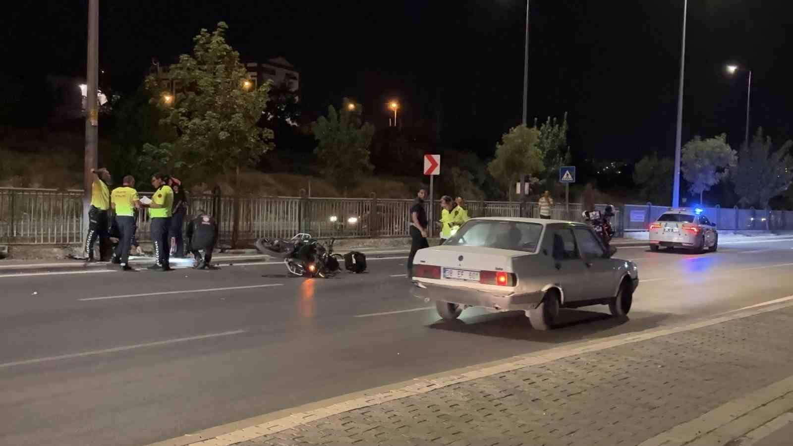 kontrolu-kaybolan-motosikletli-polis-direge-carpti-1-yarali