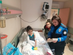 Depremzede Hira Nur’a Polislerden Moral Ziyareti