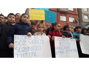 Eski Okullarına Geçmek İsteyen Öğrenciler Ve Velileri Eylem Yaptı