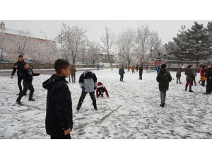 Erzincan’da Lapa Lapa Kar Yağışı
