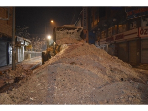 Ağrı’da Belediye Ekiplerinin Karla Mücadele Çalışmaları Sürüyor