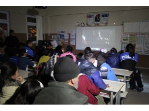 Polislerden Depremzede Çocuklara Özel Sinema Etkinliği