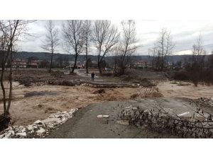Aşırı Yağışlar Köprüleri Yıktı, Köye Ulaşım Kapandı
