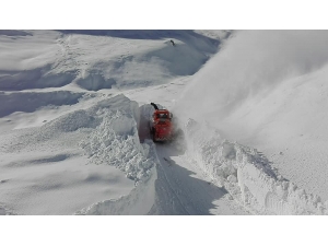 Bayburt’ta Kardan Kapanan Yollar Açılıyor