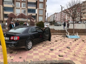 Otomobil Çocuk Parkına Daldı