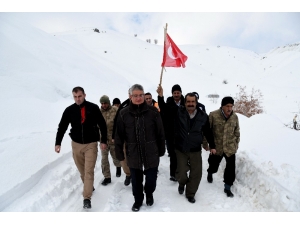 Kar Kış Demeden Depremin Yaraları Sarılıyor