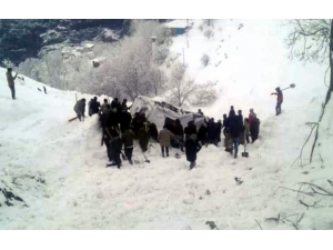 Yolcu Minibüsünün Üzerine Çığ Düştü