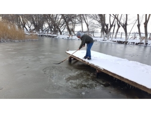 Soğuk Havada Sultan Sazlığı’ndaki Göl Buz Tuttu