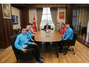 Şampiyon Sporculardan Vali Toraman’a Ziyaret