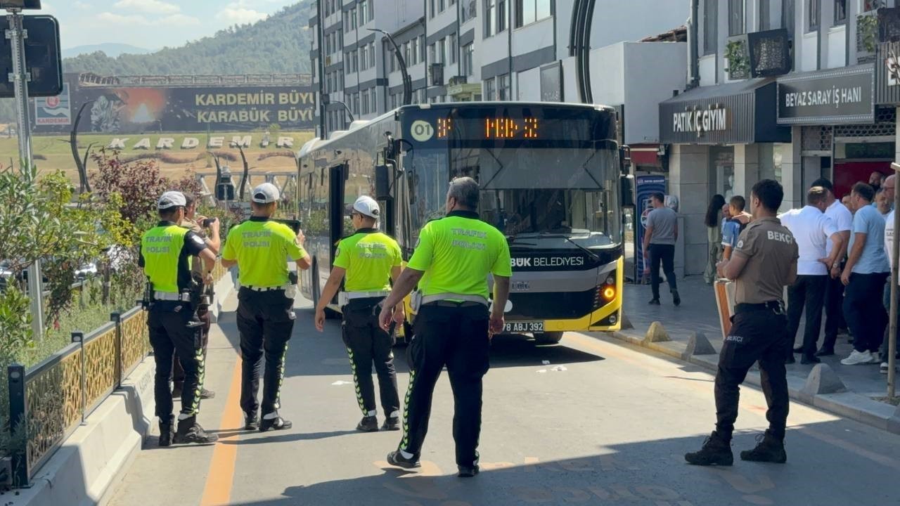 karabuk-te-belediye-otobusu-yayaya-carpti-1-yarali