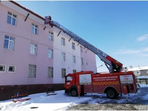 Van’da Tehlike Saçan Buz Sarkıtları Temizlendi