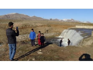 Kırkat Göleti Taştı, Vatandaşlar Fotoğraf Çektirmek İçin Yarışa Girdi