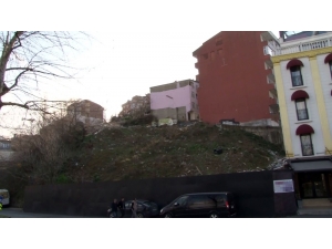 Arda Turan’ın Otel İnşaatı Nedeniyle Mağdur Olan Vatandaşlar Hasar Gören Evlerde Yaşıyor