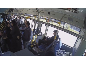 Özel Halk Otobüsündeki Kavga Çocukların Çekirdek Yemesinden Çıkmış