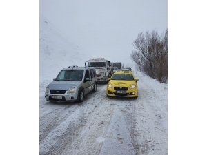 Ağrı-van Karayolu Yola Düşen Çığ Nedeniyle Ulaşıma Kapandı
