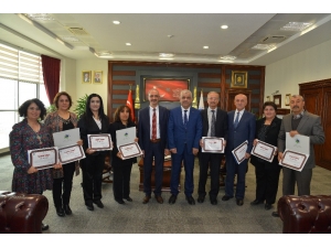 Rektör Karakaya, 35. Yılını Tamamlayan Personele Teşekkür Plaketi Takdim Etti