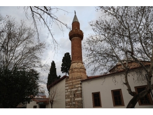 Depremde Minaresi Hasar Gören 551 Yıllık Cami İbadete Kapatıldı