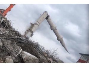 Depremin Vurduğu Elazığ’da Yıkımlar Sürüyor, Caminin Minaresi Böyle Devrildi