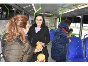 Sağlık Çalışanları Kansere Dikkat Çekmek İçin Vatandaşlara Portakal Dağıttı