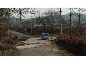 Aşırı Yağışlar Köyün Ulaşımını Kapattı, Mezarlar Sular Altında Kaldı