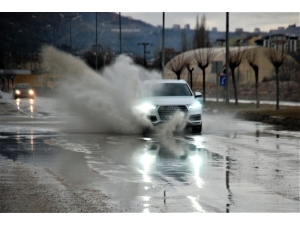 Yoldaki Su Birikintisi Kazaya Davetiye Çıkartıyor