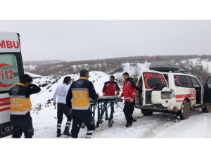 Bingöl’de Karlı Yolları Aşan Umke Ekibi, Düşüp Ayağı Kırılan Kadının İmdadına Yetişti