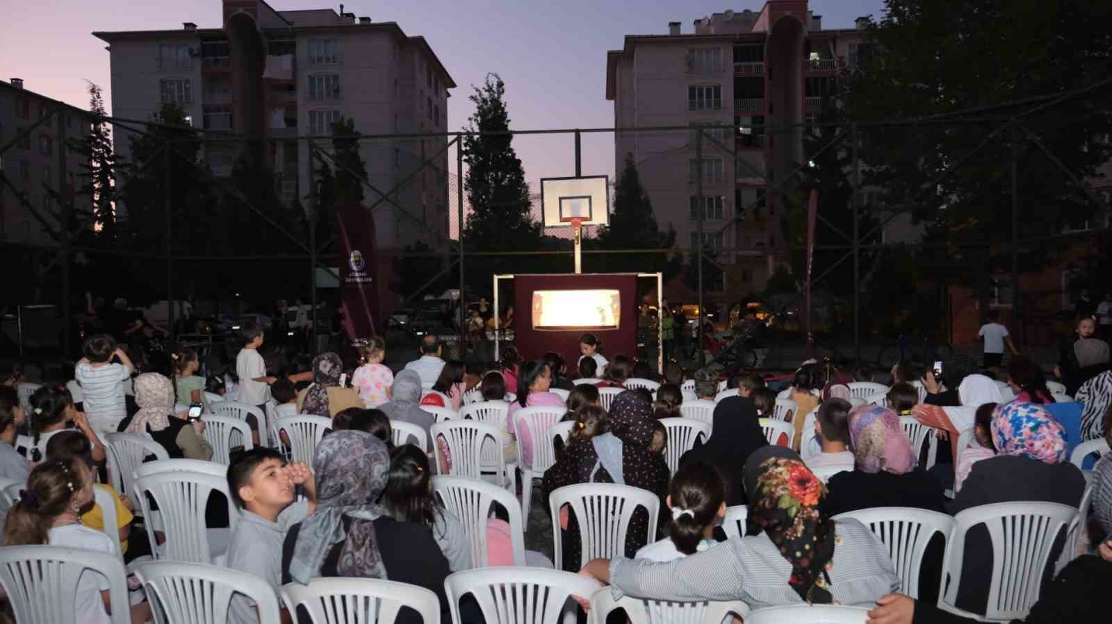 karagoz-un-salincagi-ilk-gosteriminde-cocuklar-ve-aileler-bulustu