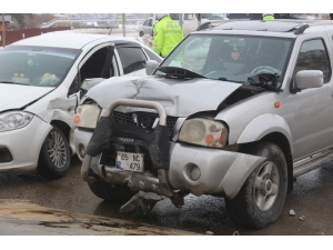 Van’da Trafik Kazası: 2 Yaralı