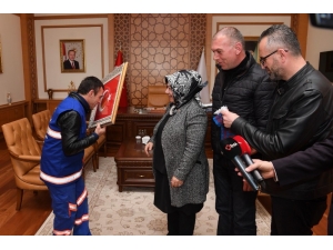 Türk Bayrağını Yerden Alıp Öpen Temizlik İşçisine Başkan Döğücü’den Teşekkür