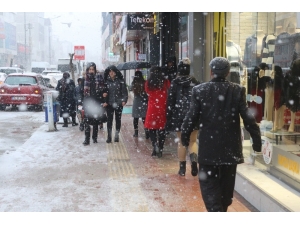 Van’da Lapa Lapa Kar Yağışı