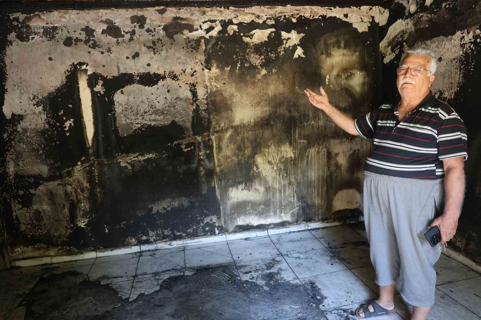 yasli-ciftin-alevlere-teslim-olan-40-yillik-evlerinden-geriye-cami-renklendiren-cicekleri-kaldi